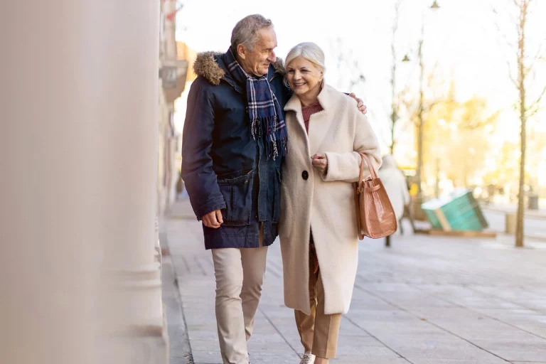 Glückliches Paar gehen spazieren