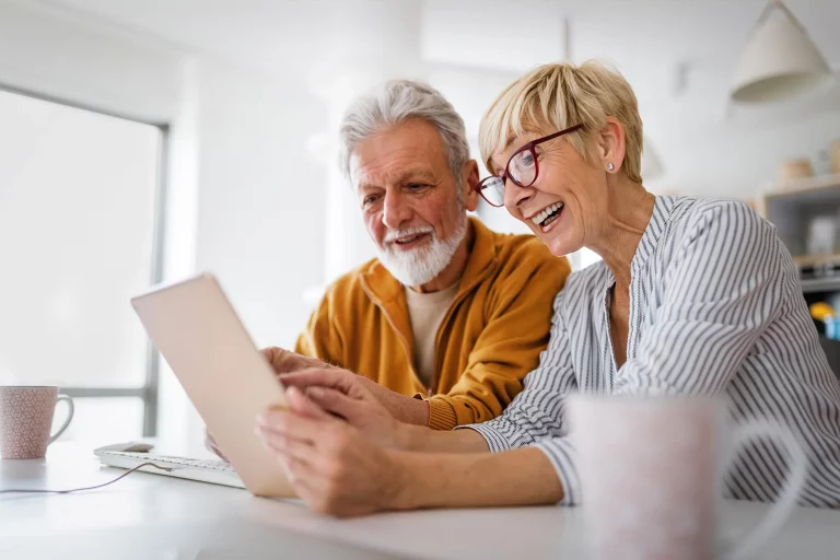 Ehepaar vergleicht verschiedene Verkaufsmodelle