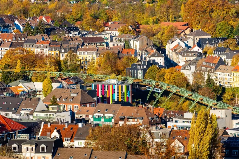 Panoramblick über Wuppertal und die Schwebebahn