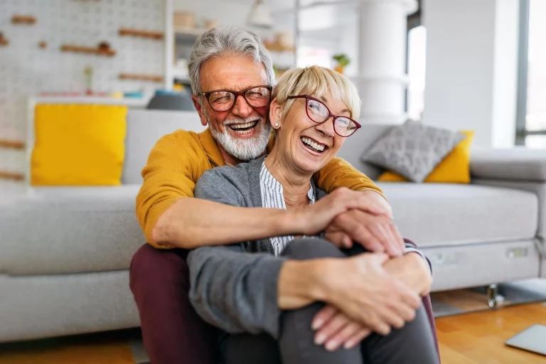 Glückliches Paar im Wohnzimmer
