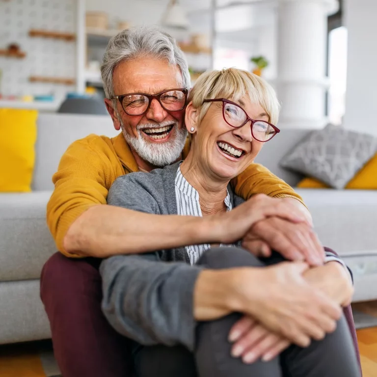 Glückliches Paar im Wohnzimmer